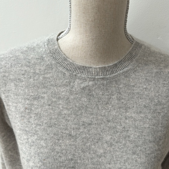 TAHARI light gray cashmere line sleeve sweater, NWOT - Picture 2 of 5